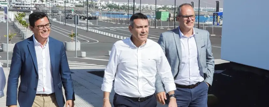 Oswaldo Betancort y Pablo Rodr&iacute;guez en el puerto de Playa Blanca.