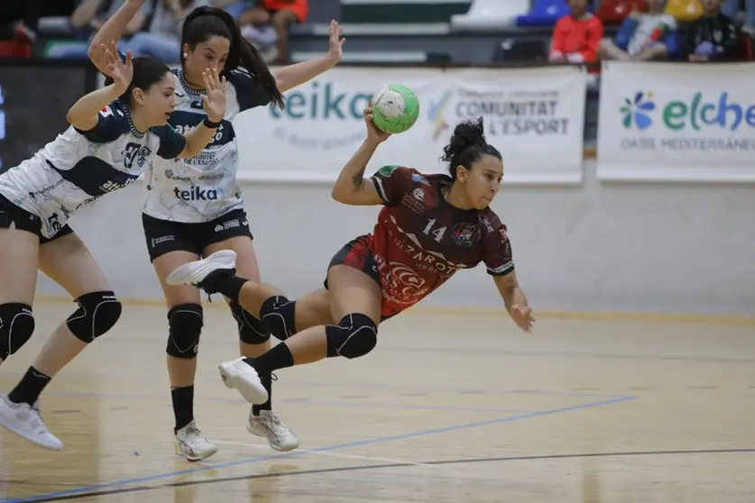 Jugadora del Zonzamas Plus Car Lanzarote realizando un lanzamiento.