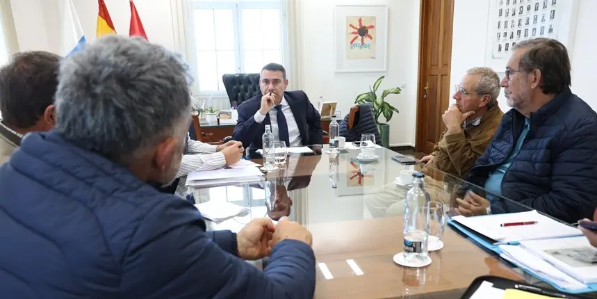 Oswaldo Betancort en su reuni&oacute;n con la Asociaci&oacute;n de Amigos del Vino y el Queso.