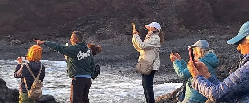 Mayores de Yaiza disfrutando 
del taller de fotograf&iacute;a en El Golfo.