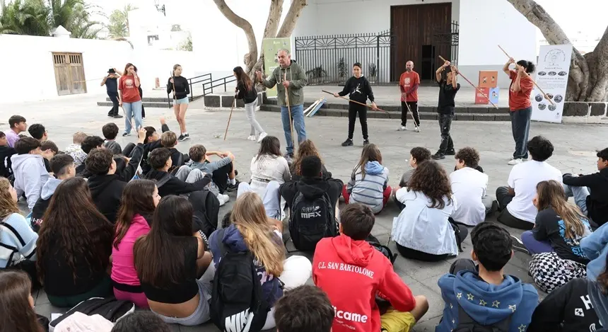 Alumnos disfrutan de las actividades del Patio de las tradiciones en Har&iacute;a.