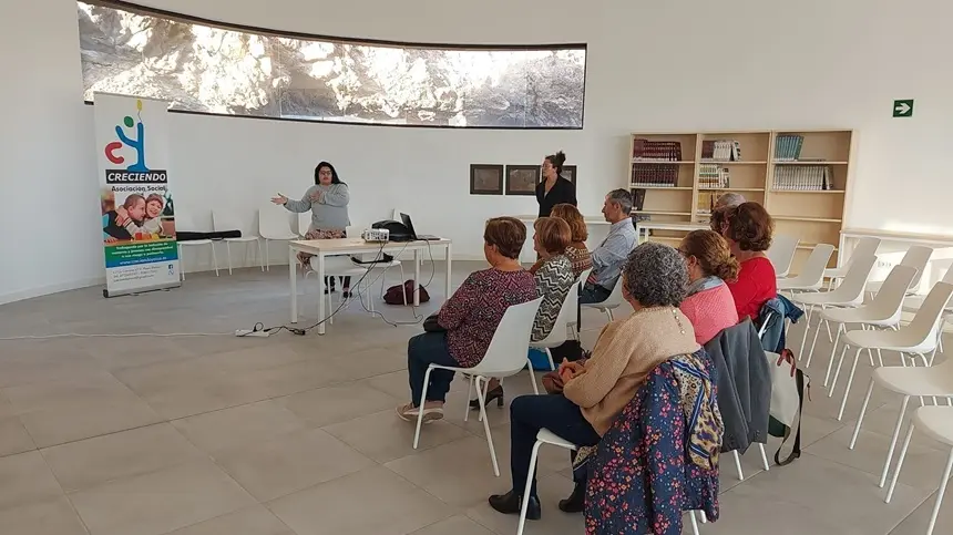 Actividad de participaci&oacute;n ciudadana en el centro c&iacute;vico de Costa Teguise.