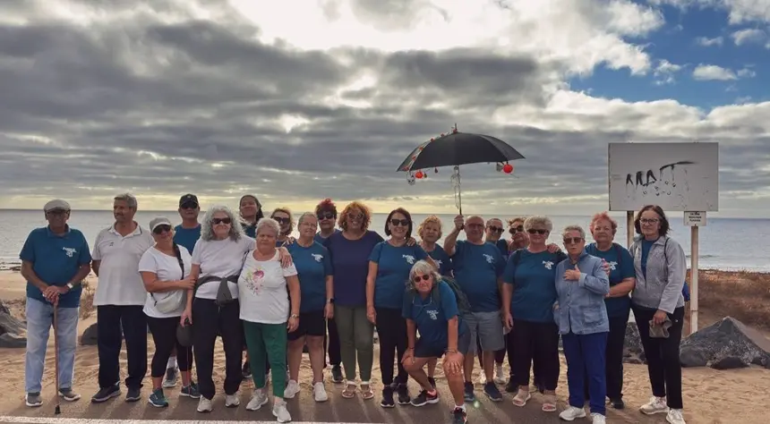 Ana Mar&iacute;a Lopes con los participantes de los paseos saludables.