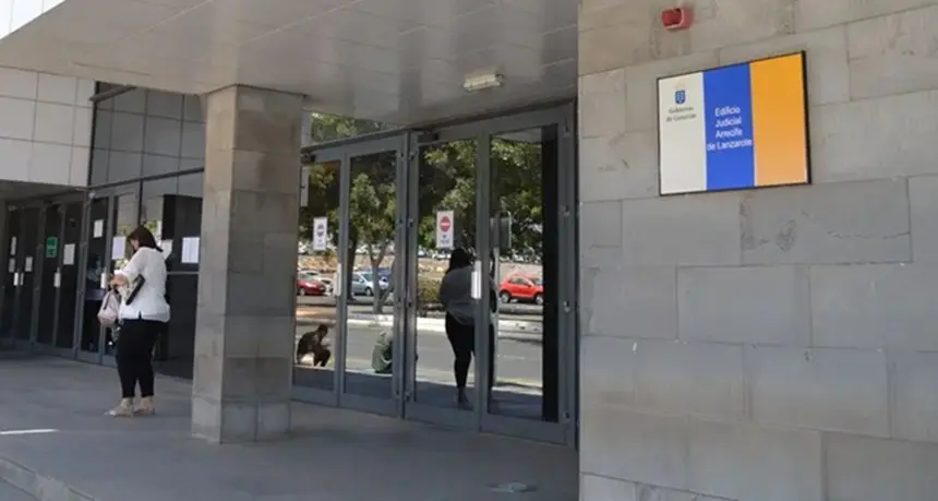 Imagen de archivo de la entrada a los juzgados de Arrecife.
