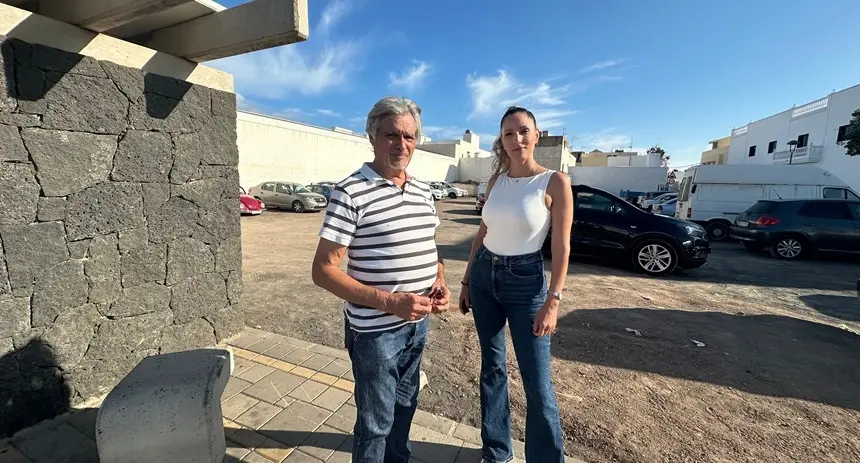 Servando Pérez y Sheila Guillén en el solar donde quieren instalar la gasolinera.