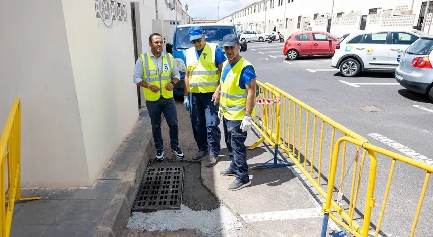 El alcalde Yonathan de Le&oacute;n visita los trabajos que ejecuta el Ayuntamiento en Argana Alta para mejorar la red de pluviales.