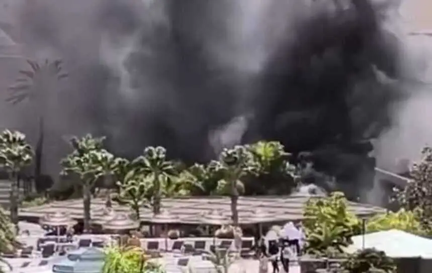 Nube de humo provocada por las llamas en el interior del establecimiento tur&iacute;stico en Costa Teguise.