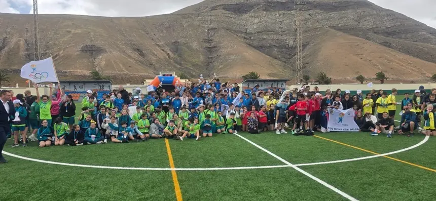Foto de familia de las olimpiadas escolares.