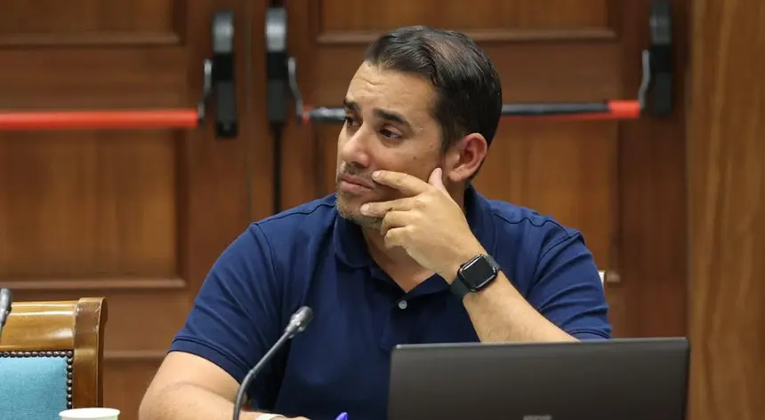 Yon&eacute; Caraballo durante la celebraci&oacute;n de una comisi&oacute;n parlamentaria.