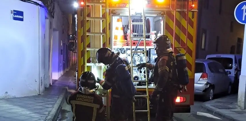 Bomberos del Consorcio de Seguridad y Emergencias durante la actuaci&oacute;n.