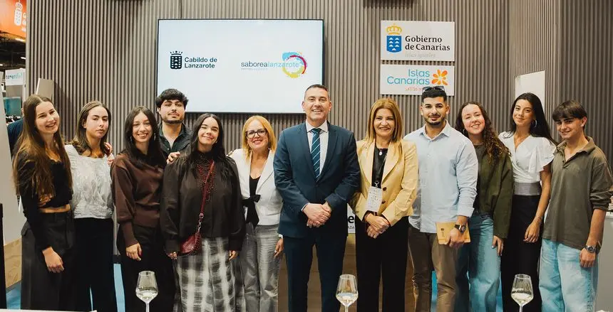 El presidente del Cabildo con un grupo de j&oacute;venes que se ha desplazado hasta el evento en Madrid