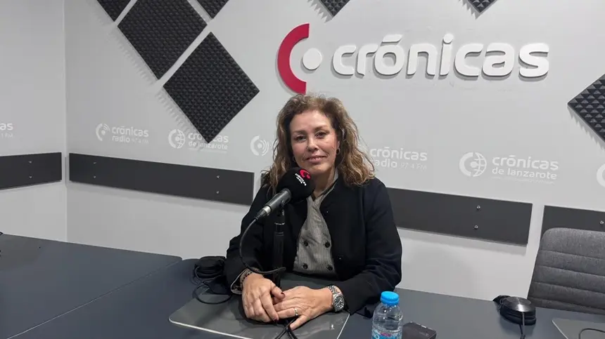 Astrid P&eacute;rez en los estudios de Cr&oacute;nicas Radio.