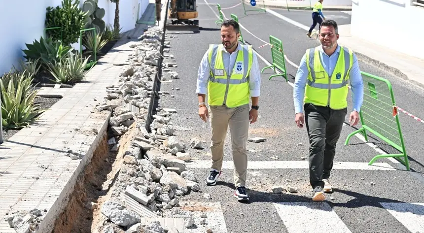El alcalde de Arrecife Yonathan de Le&oacute;n y el consejero de Obras P&uacute;blicas, Jacobo Medina, visitan las obras en La Concha con una inversi&oacute;n de 700.000 euros.