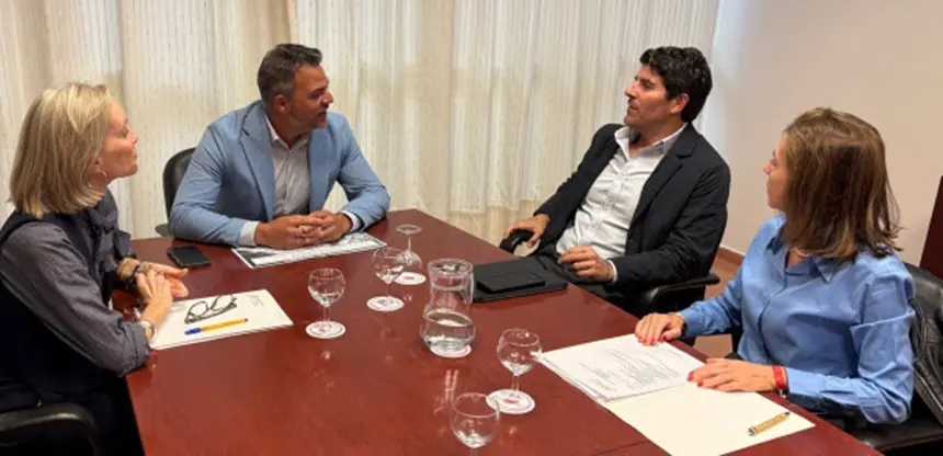 Jacobo Medina junto a los representantes de la Federaci&oacute;n Tur&iacute;stica.