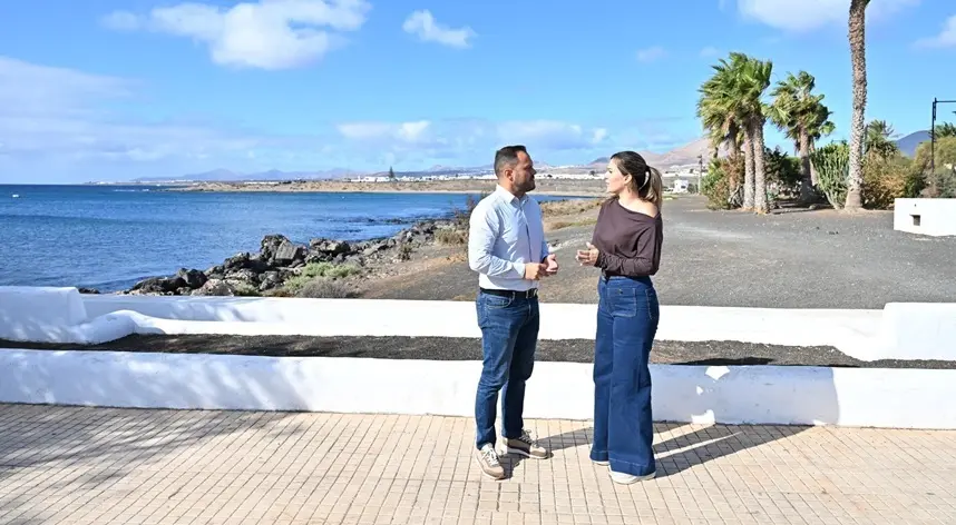 El alcalde de Arrecife Yonathan de Le&oacute;n y la concejala de Playas y Medio Ambiente, Davinia D&eacute;niz, en la playa de El Cable donde el Ayuntamiento mejorar&aacute; la accesibiidad con una rampa.