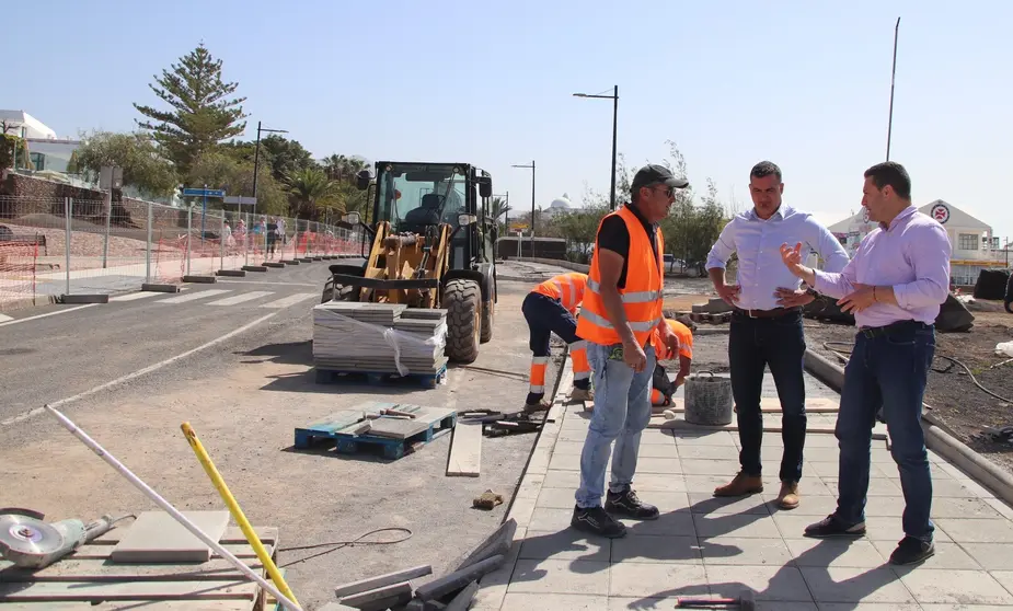 &Oacute;scar Noda y &Aacute;ngel Lago junto a las obras de la primera fase de rehabilitaci&oacute;n de la Avenida Papagayo.