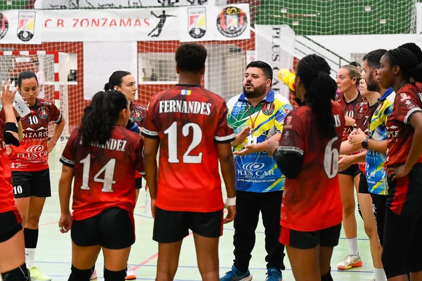 El entrenador dirigi&eacute;ndose al equipo