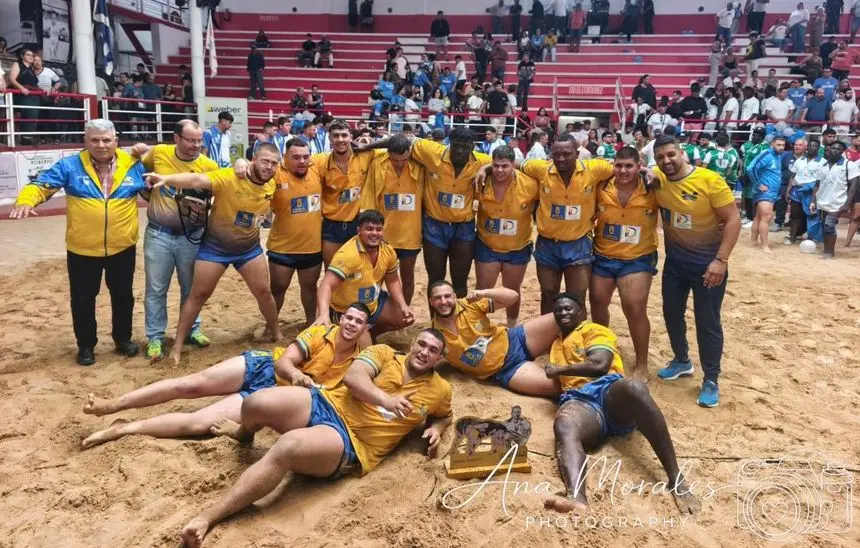 El equipo campe&oacute;n celebrando la victoria
