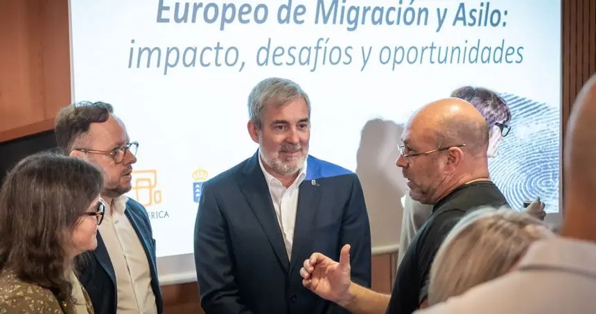 Fernando Clavijo en el centro de la imagen durante las jornadas.