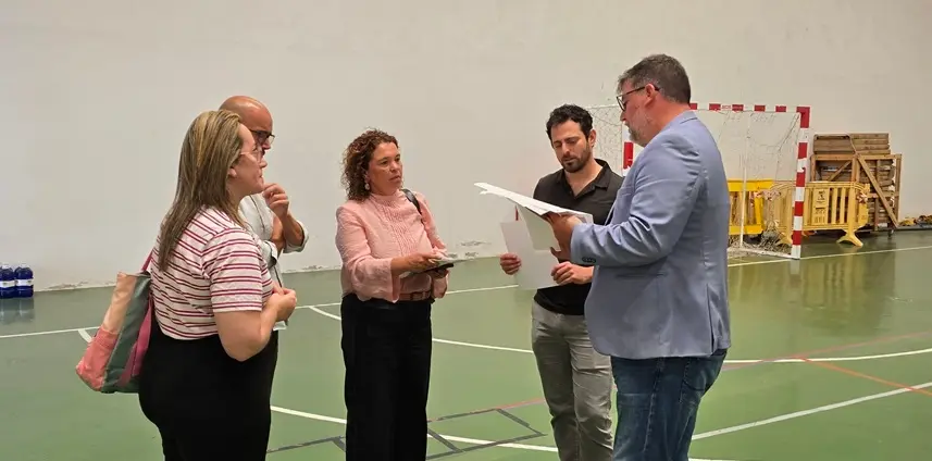 Isidro P&eacute;rez junto Estefan&iacute;a Luzardo, Ra&uacute;l de Le&oacute;n y Marlene Romero en el pabell&oacute;n del IES San Bartolom&eacute;.