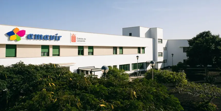Imagen de la entrada a la residencia de Amavir en T&iacute;as.
