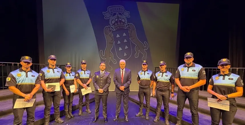 Jos&eacute; Juan Cruz y el jefe oficial de la Polic&iacute;a Local de T&iacute;as junto a los nuevos agentes.