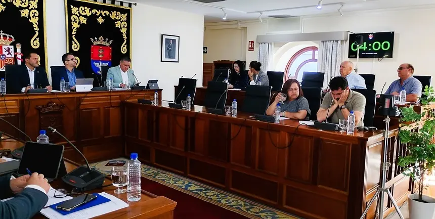 Imagen del sal&oacute;n de plenos del Ayuntamiento de Arrecife donde fueron acordadas las sanciones y clausura a estos dos establecimientos.