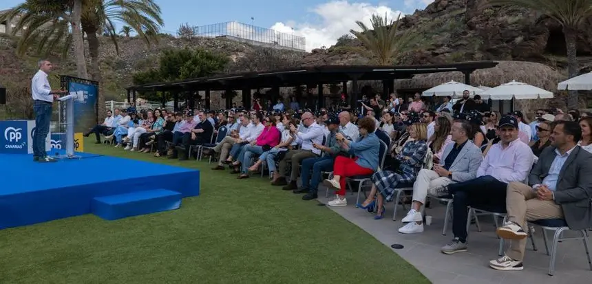 Manuel Dom&iacute;nguez dirigi&eacute;ndose a sus compa&ntilde;eros de los ayuntamientos de Canarias, entre ellos el alcalde de Arrecife, Yonathan de Le&oacute;n