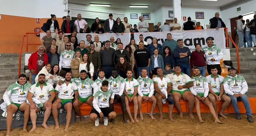 Foto de familia de los luchadores del San Bartolom&eacute;, la directiva, aficionados y los integrantes del Gobierno que se desplazaron a Tenerife