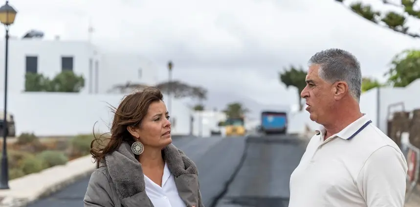 Olivia Duque y Eugenio Robayna junto a las obras de asfaltado de Tahiche.