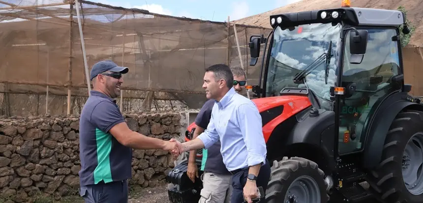 Oswaldo Betancort en su visita a la granja agr&iacute;cola.