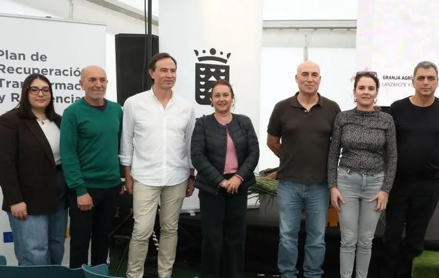 Gladys Acu&ntilde;a en el centro de la imagen en uno de los eventos que se ha realizado en la Granja Agr&iacute;cola Experimental.