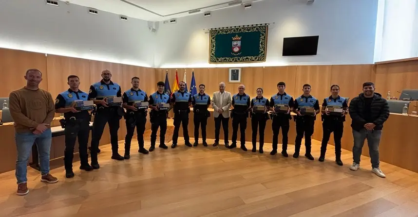 Jos&eacute; Juan Cruz junto a los nuevos agentes de T&iacute;as.