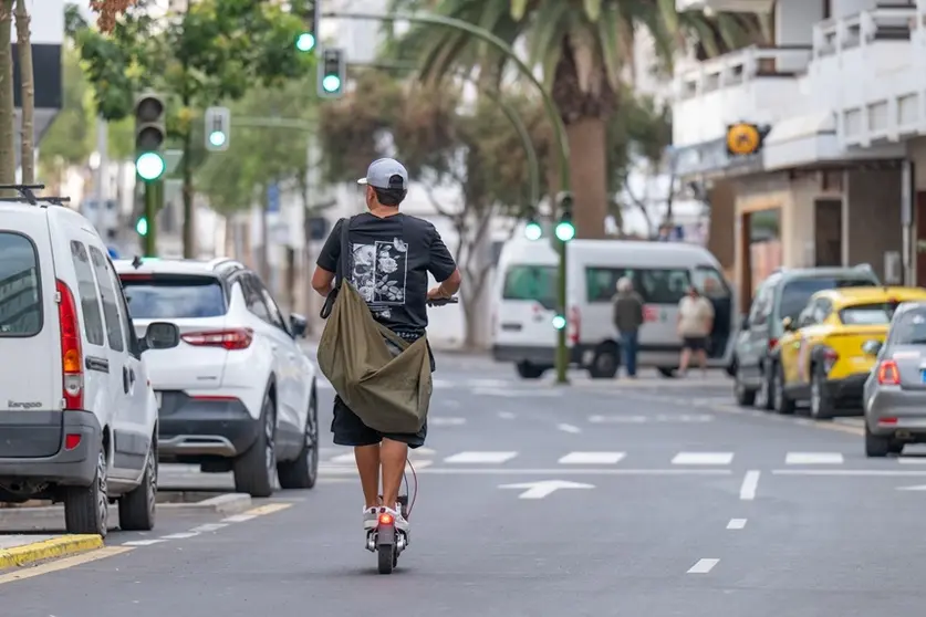 Conductor circulando esta semana en patineta el&eacute;ctrica por una calle de Arrecife.