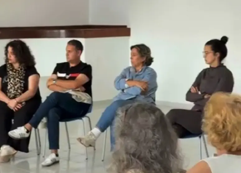 Rita Hern&aacute;ndez siguiendo atenta las explicaciones de la alcaldesa en un v&iacute;deo que ha editado el Gobierno de Teguise. 