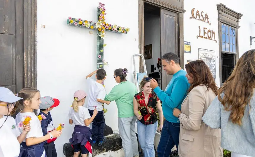 La alcaldesa de Teguise, Olivia Duque, acudi&oacute; al enramado