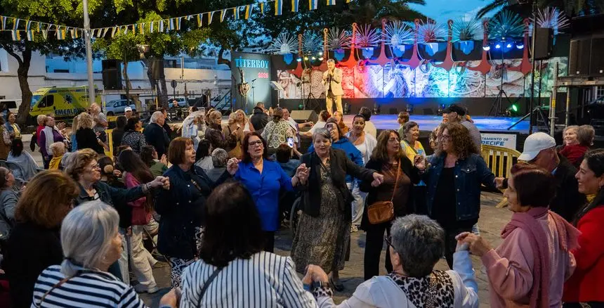 El incombustible Pepe Benavente animando a la gente en la plaza del barrio