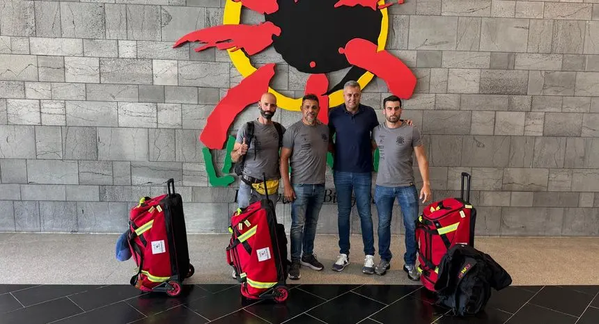 Francisco Javier Aparicio con los bomberos antes de su partida