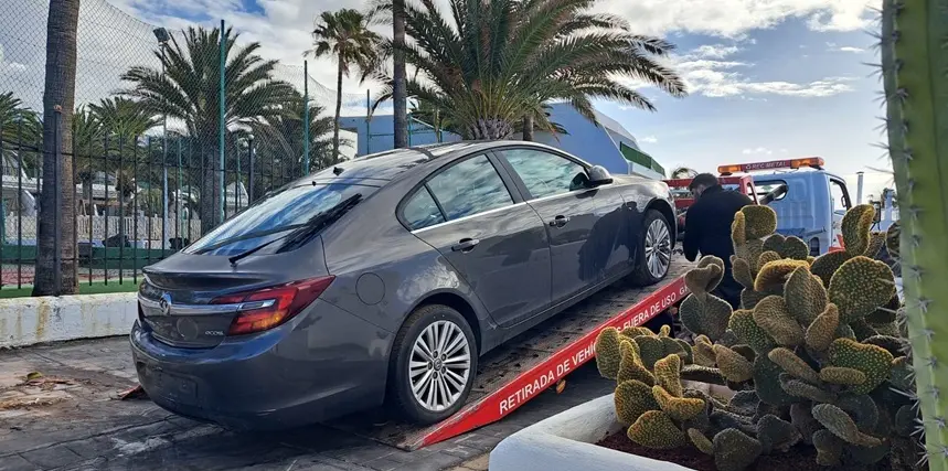 Veh&iacute;culo retirado por el Ayuntamiento de T&iacute;as.