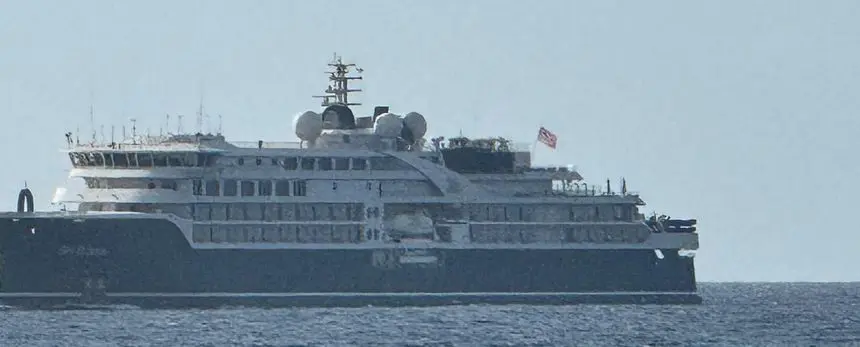 Imagen del barco igual al afectado entrando este martes en Arrecife.