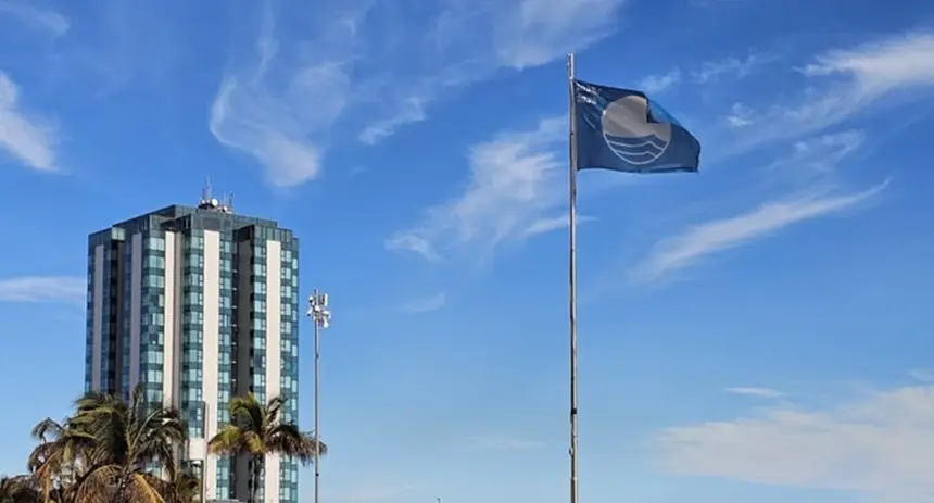 Bandera Azul en la playa de El Reducto.