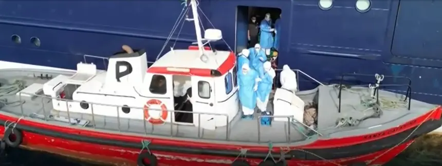 Imagen de la salida de los pasajeros del barco infectado.