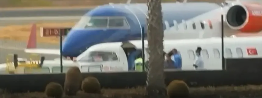 Momento difundido por Televisi&oacute;n Espa&ntilde;ola de la subida de los pasajeros del barco infectados en un avi&oacute;n medicalizado.