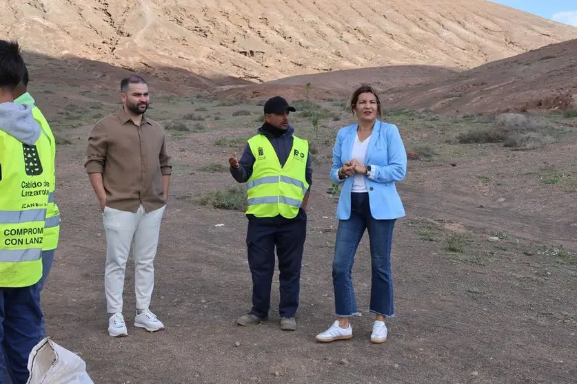Jes&uacute;s Mach&iacute;n y Mar&iacute;a Tovar con operarios en la zona.