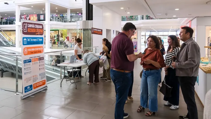 El alcalde y los concejales del Gobierno acudieron al Deiland para apoyar la recogida de firmas.