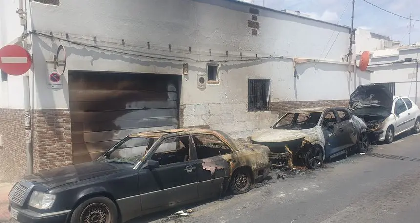 Imagen de este viernes de c&oacute;mo quedaron los tres veh&iacute;culos y la vivienda  en lo que se cree que puede ser un ajuste de cuentas.