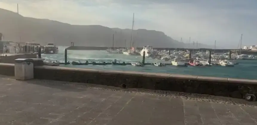 Imagen del puerto de La Graciosa un d&iacute;a de temporal.