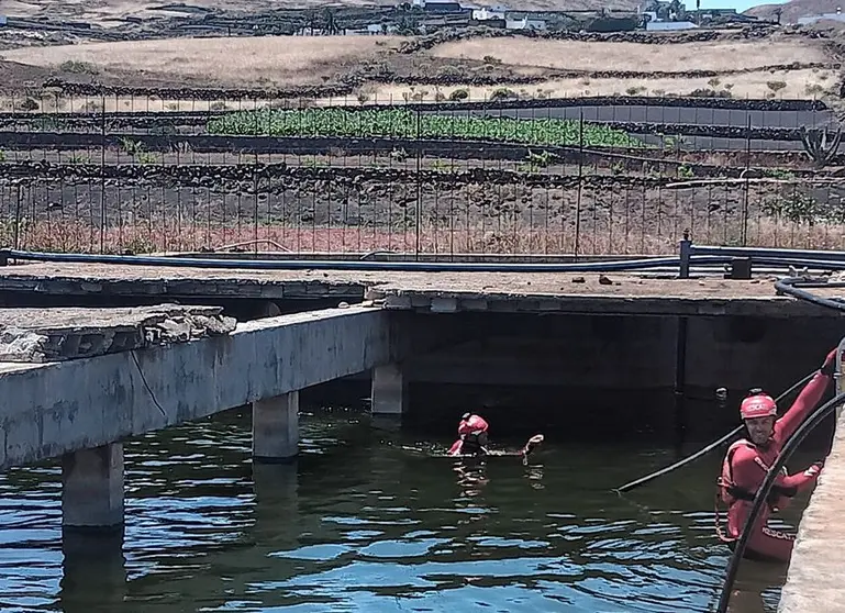 Momento en el que los bomberos salieron del aljibe