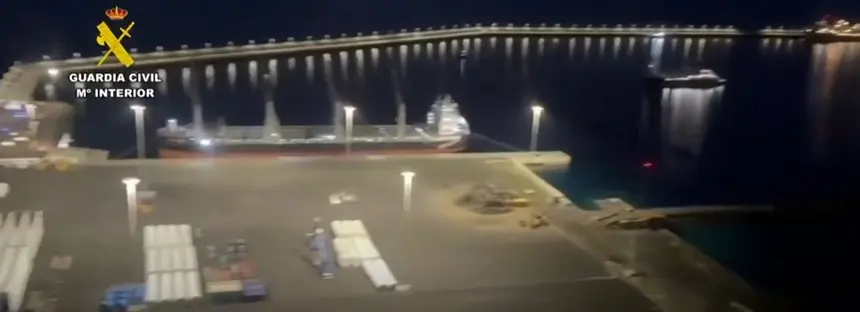Imagen de la llegada del barco al puerto de Granadilla distribuida por la Guardia Civil.