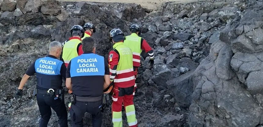 Bomberos del Consorcio de Seguridad y Emergencias junto a la Polic&iacute;a Local.